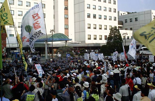 지난 9월 보건의료노조 조합원들이 병원진입을 시도하자 저지하고 있는 경찰 